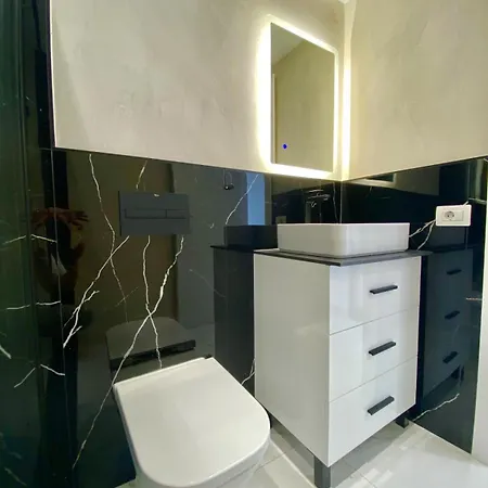 Jade Exclusives In Americas Apartment *